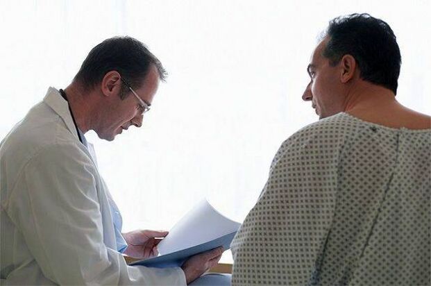 Lekár predpisuje pacientovi lieky na prostatitídu